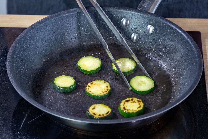 Gefrorene Zucchini direkt in die Pfanne geben zum Anbraten.