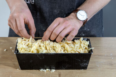 Käse-Knoblauch-Zupfbrot in der Kastenform richten