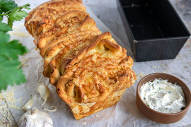 Käse-Knoblauch-Zupfbrot zum Grillen