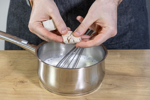 Hefe in lauwarme Milch bröseln