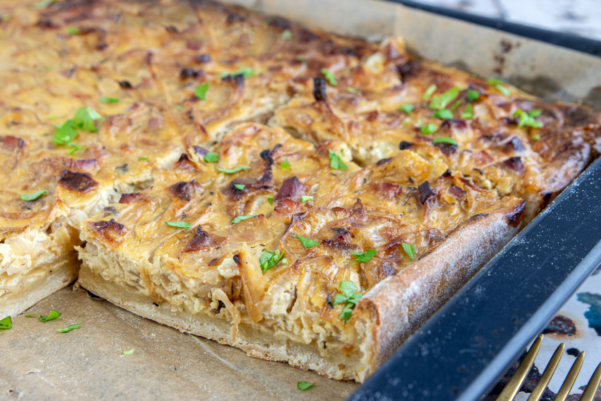 Zwiebelkuchen vom Blech mit Schmand und Hefeteig | Rezept