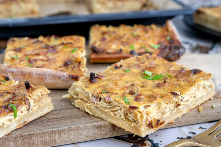 Zwiebelkuchen mit Hefeteig vom Blech