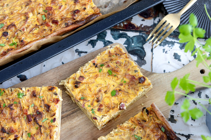 Zwiebelkuchen mit Hefeteig vom Blech
