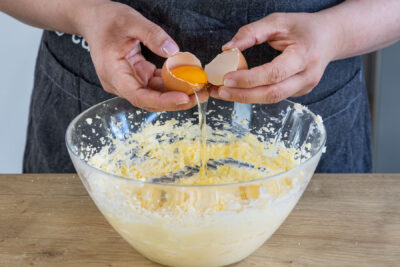 Eier unter die Butter rühren