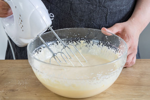 Schmandmasse verrühren