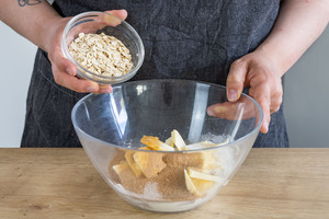 Zutaten für die Streusel in eine Schüssel geben