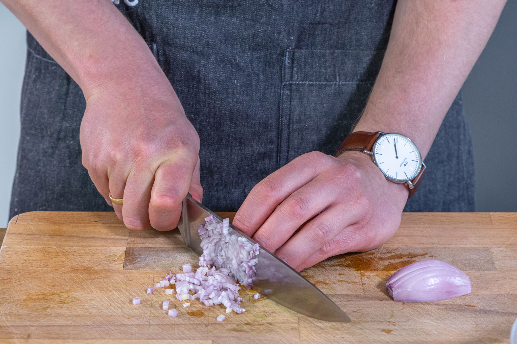 Zwiebel würfeln