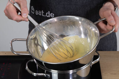 Eigelb und Weißwein schaumig schlagen