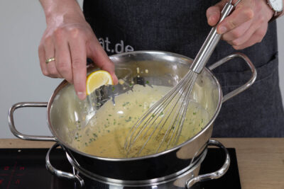 Bärlauch Hollandaise mit Zitrone abschmecken