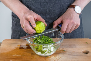Limettenschalen reiben