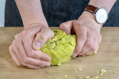 Teig mit der Hand weiter kneten
