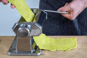 Bärlauchpastateig mit Nudelmaschine ausrollen