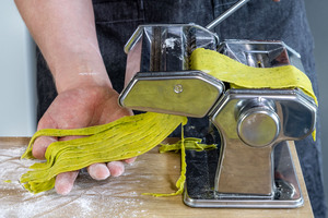 Bärlauchteig in Tagliatelle schneiden