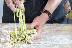 Bärlauch Tagliatelle im Mehl wälzen