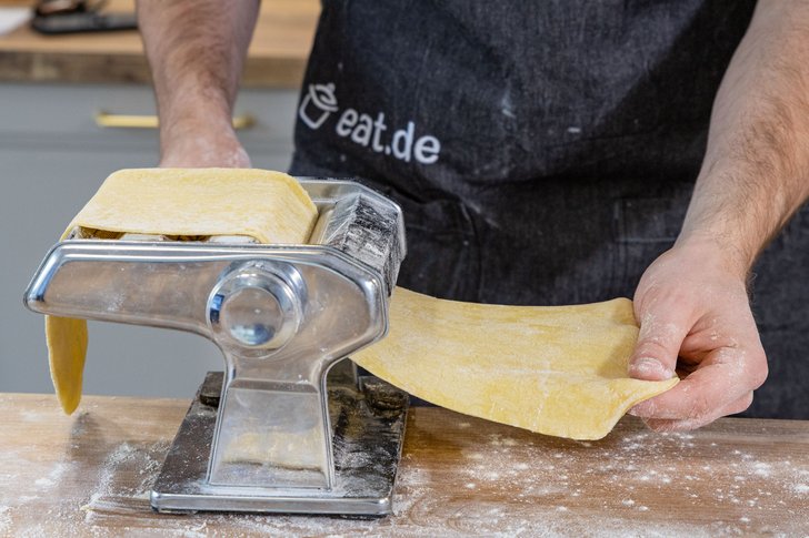 Teig mit der Nudelmaschine dünn rollen