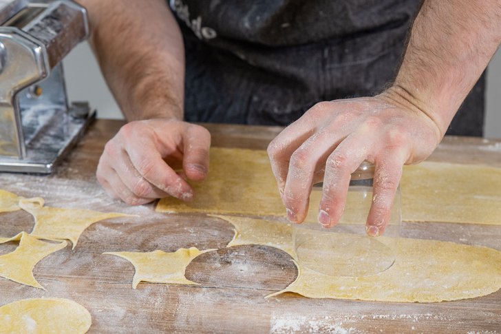 mit Glas Kreise aus Teig stechen