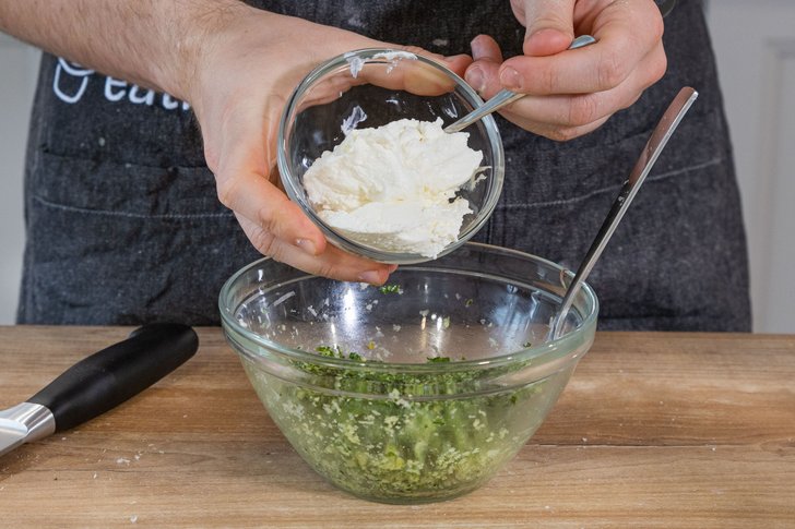 Ricotta zur Bärlauchfüllung geben