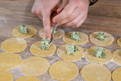 Füllung auf Tortellini geben