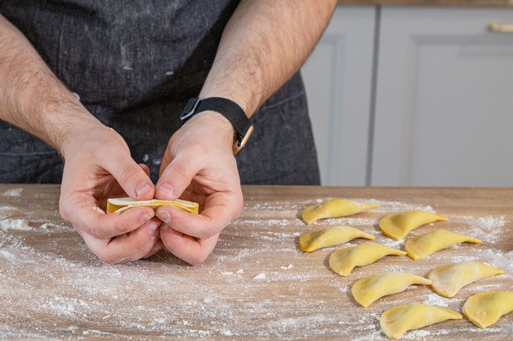 Tortellini zusammenklappen