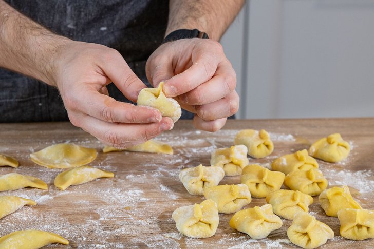 Tortellini an den Enden falten