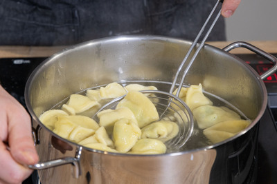 Bärlauch-Tortellini im Topf garen