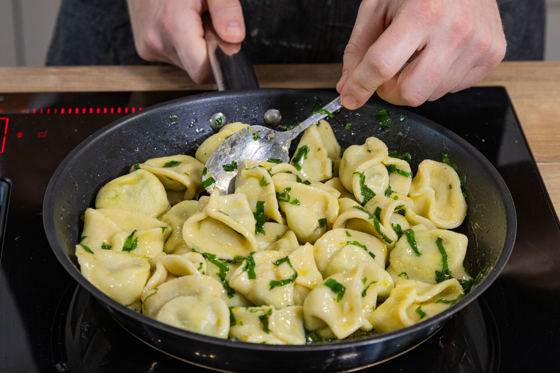 Bärlauch-Tortellini in Butter schwenken