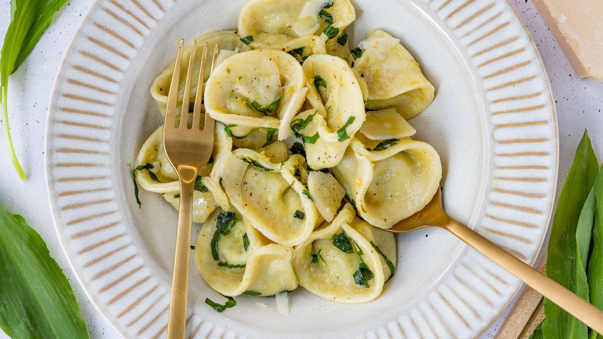 Bärlauch-Tortellini selber machen | Rezept - eat.de