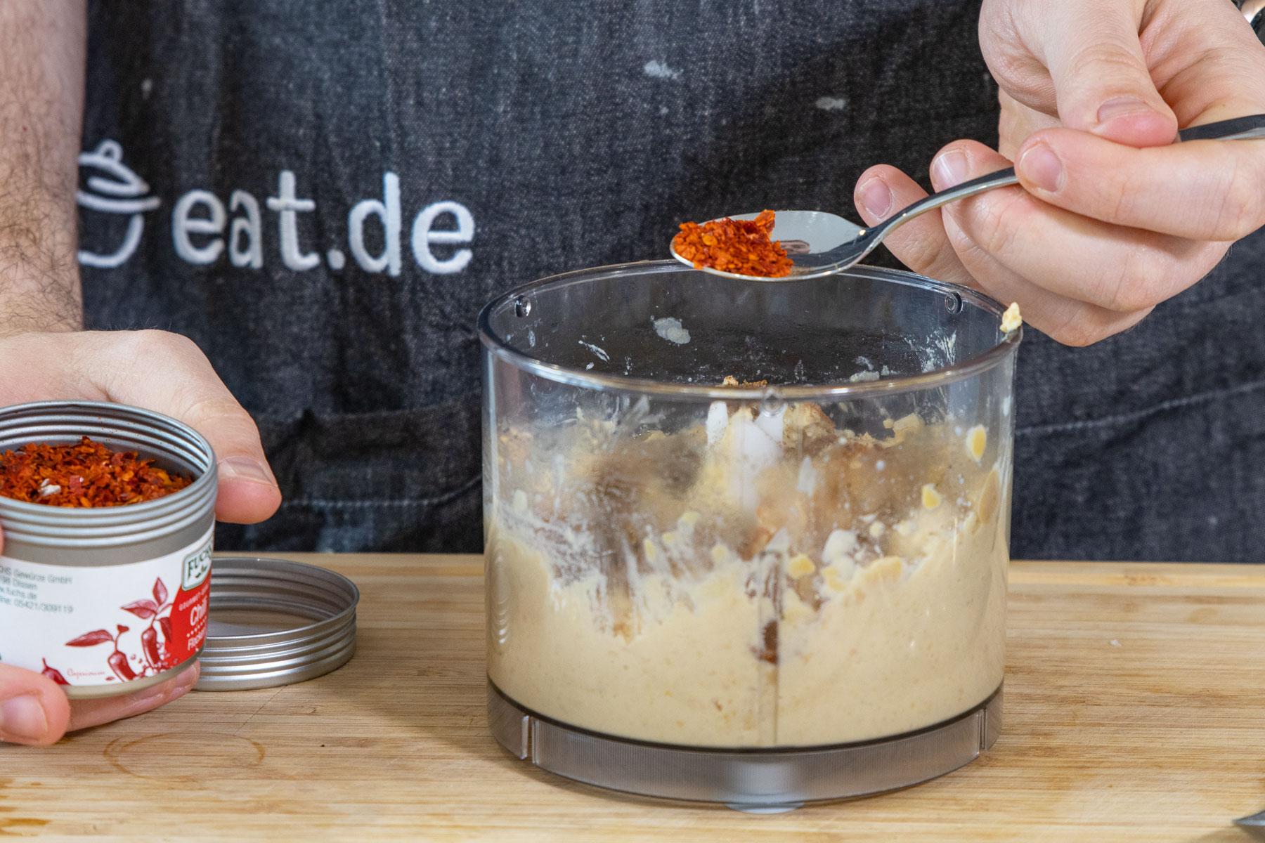 Hummus mit Chili würzen