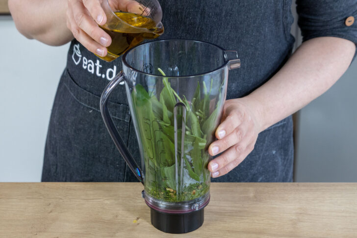 Bärlauch und Olivenöl in einen Mixer geben