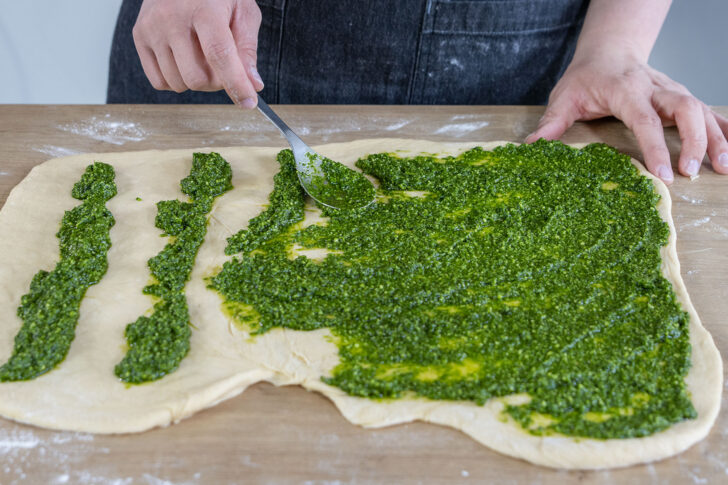 Teig mit Bärlauchpesto beschmieren