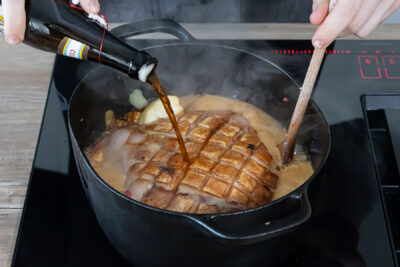 Schweinekrustenbraten mit Schwarzbier übergießen