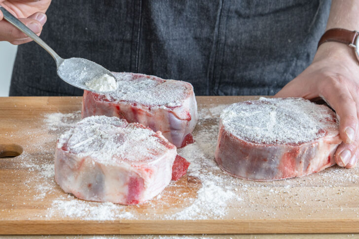 Fleisch bemehlen