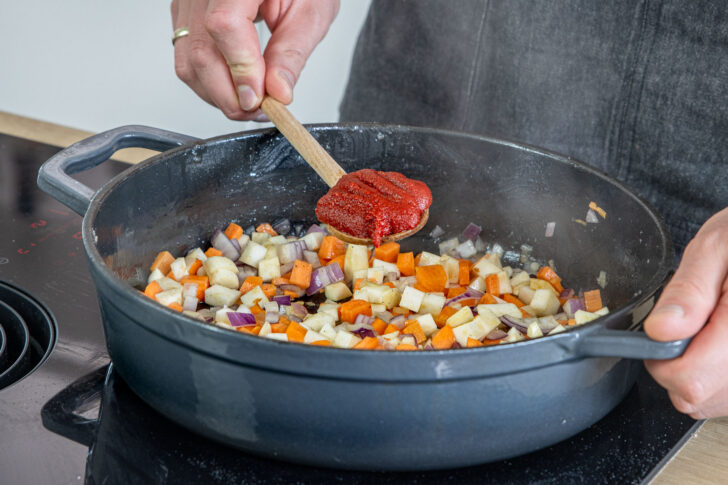 Tomatenmark dazugeben