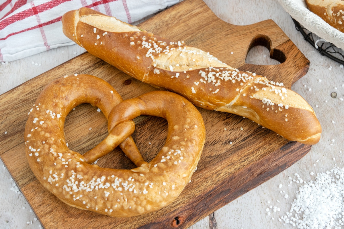 Brezeln und Laugenstangen richtig aufbacken eat.de