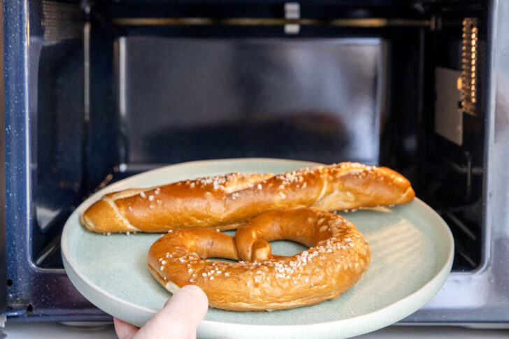 Laugengebäck in Mikrowelle aufbacken