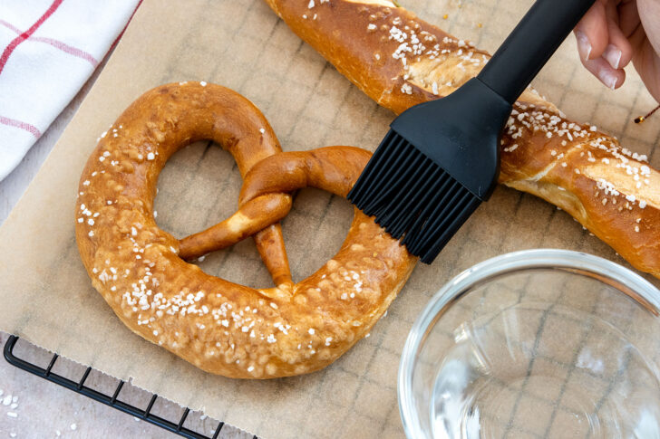 Laugengebäck mit Wasser einpinseln