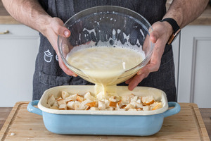 Ei-Milch-Masse dazugeben