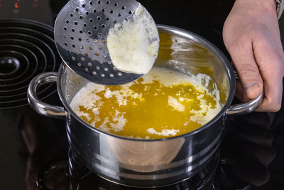 Schaum abschöpfen