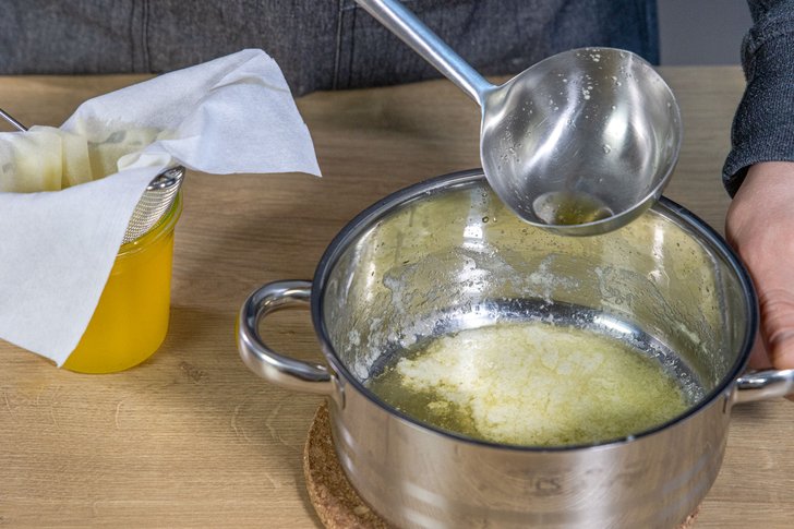 übrig gebliebene Molke am Boden des Topfens