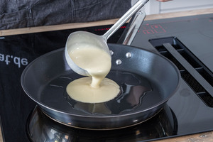 Teig für DDR Plinsen in eine Pfanne geben