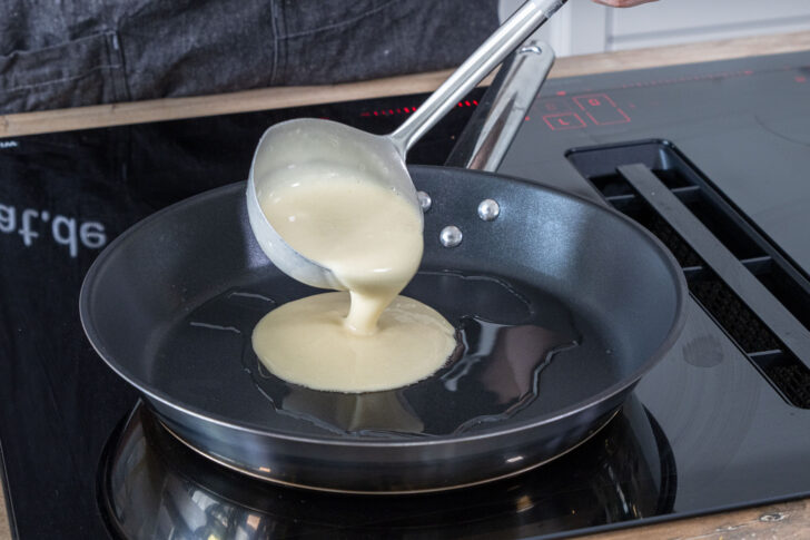 Teig für DDR Plinsen in eine Pfanne geben