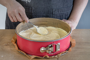 Teig der Quark-Sahne-Torte nach DDR-Rezept verstreichen
