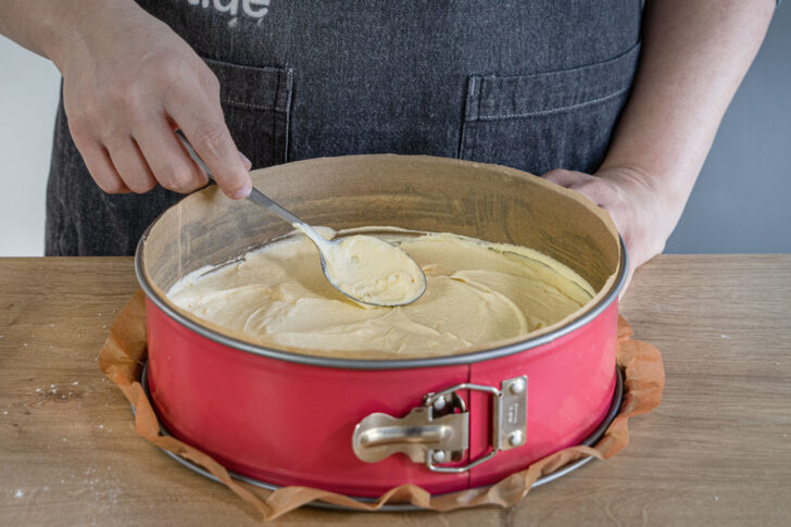 Teig der Quark-Sahne-Torte nach DDR-Rezept verstreichen
