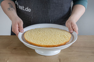 Boden der Quark-Sahne-Torte nach DDR-Rezept platzieren