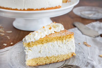 ein Stück Quark-Sahne-Torte nach DDR-Rezept