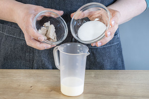 Hefe und Zucker zur Milch geben