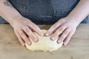 Hefeteig für den Boden der Eierschecke zu einer Kugel formen