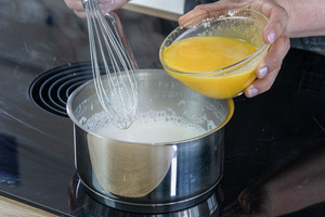 Pudding in die Milch einrühren