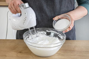 Zucker zum Eiweiß geben