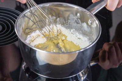Mehl in Butter einrühren